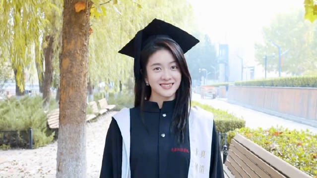 张雪迎回中戏参加2020届毕业典礼