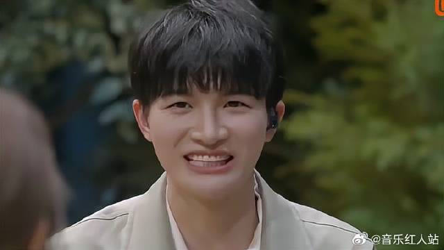 又被田震凡尔赛到了，周深的表情简直就是我本人！