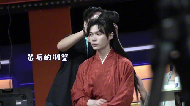 左凌峰突破形象演美女引热议