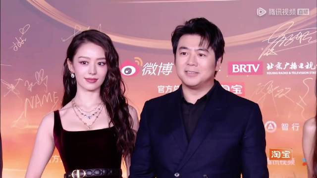 郎朗带媳妇同走红毯，吉娜身穿黑色收腰礼服搭配大波浪，美翻了