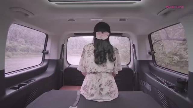 现代Staria露营新玩法，天窗遮阳板卡电脑看剧引热议