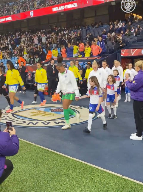 基廷和格林伍德在入场时绕开了曼城队徽