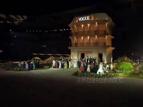 杨幂刘亦菲沃格盛典零互动，昔日姐妹情谊不再