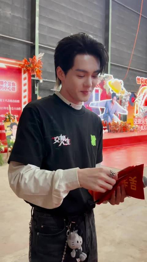 曾舜晞开机现场回应粉丝比心笑容难掩