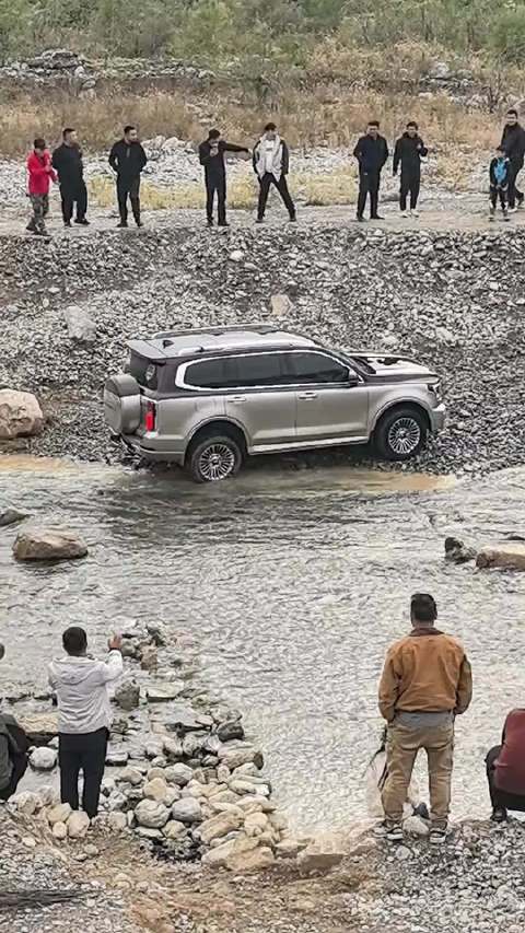 坦克500越野不当致翻车