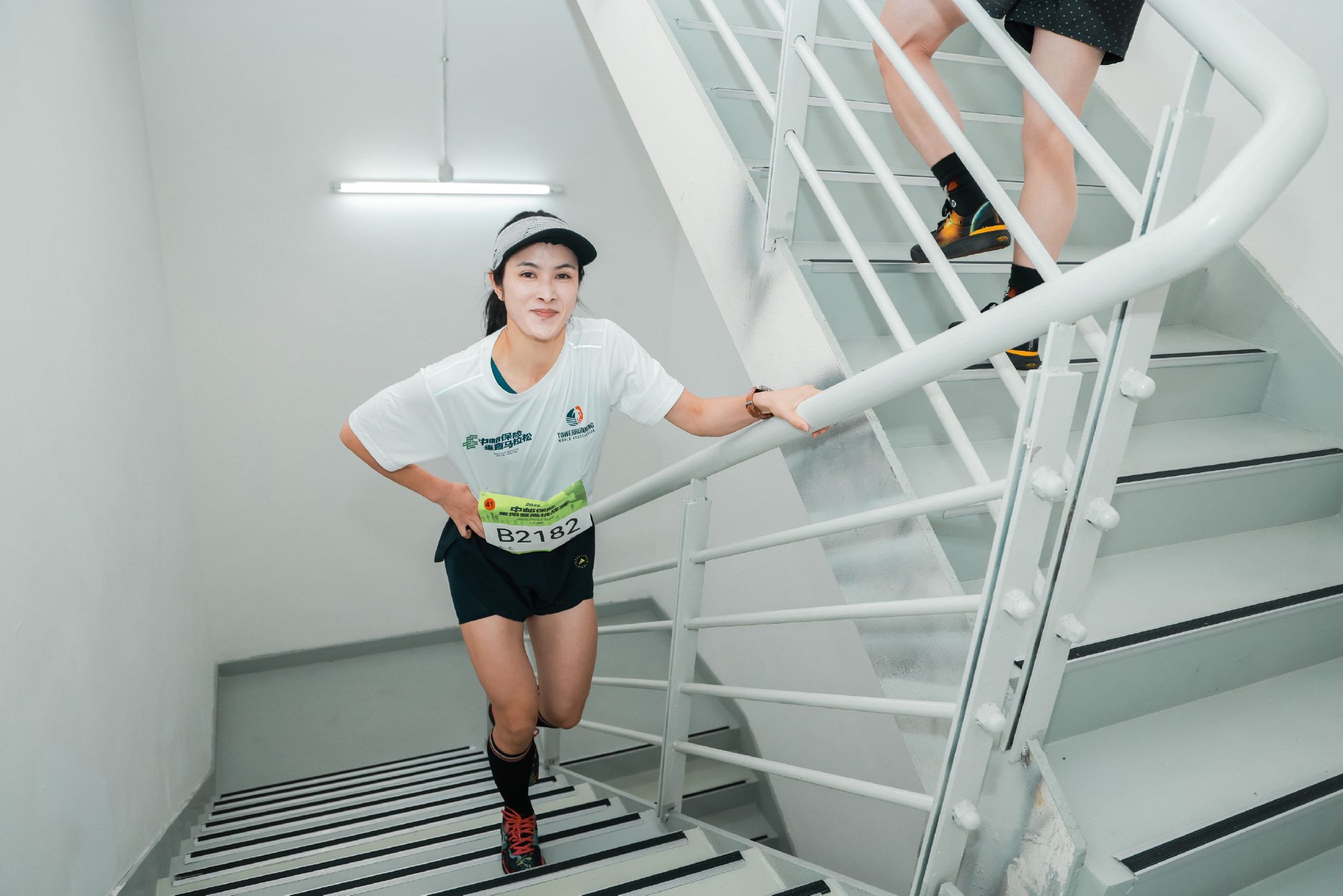 奥运冠军吴敏霞发出科学运动倡议，600余名选手重阳登高挑战