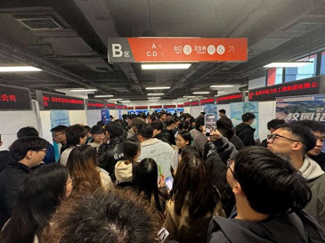 10月23日，在北京高校就业创业中心，不同高校的2026届毕业生在招聘展台前排队等待咨询。中青报·中青网记者 张敏/摄