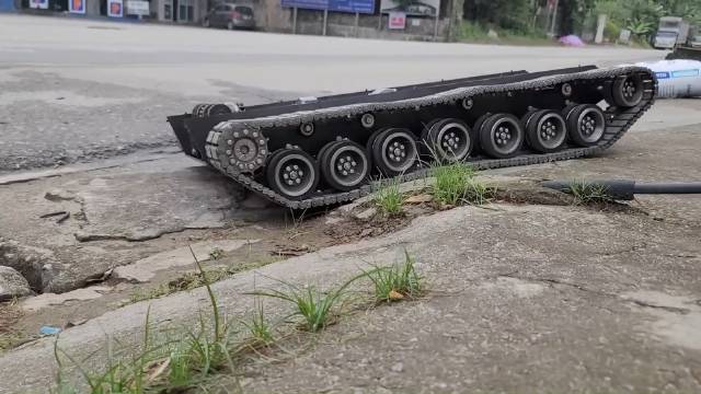 高手在民间，自制坦克底盘，到哪都如履平地