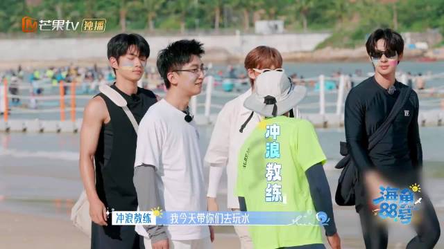 齐思钧亮相海角88号沙滩热身引热议