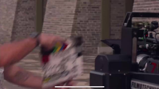 刘亦菲刘冲同车亮相洛杉矶Vogue盛典，木兰红战袍惊艳全场