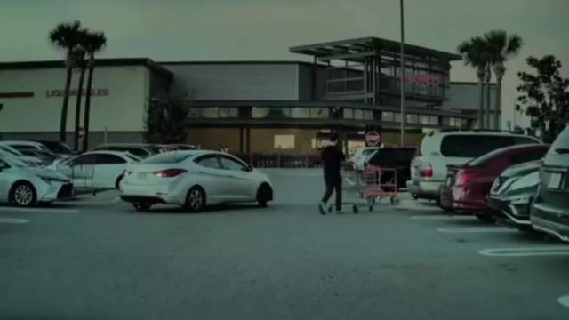 特斯拉FSD V14停车场智能等待前车离去引热议