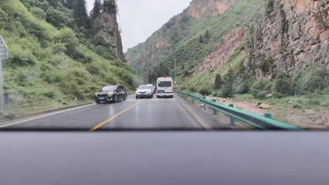 要不是前车先扛了一下，视频车会更惨