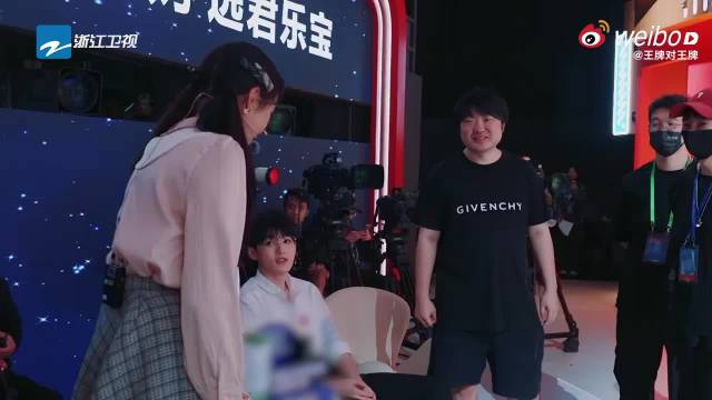 关晓彤呆萌反应引吴彤导演注目