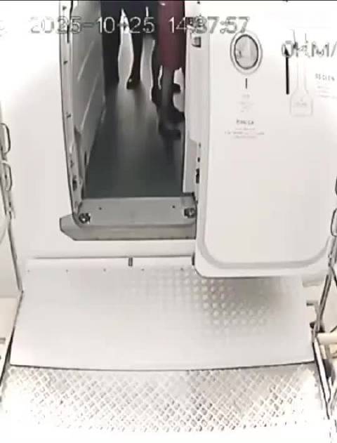 郑智化深圳机场升降车离机门25公分引关注，残疾人出行困境引热议