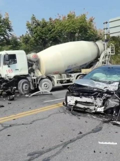 小车是理想i6，对方大车不是乘龙！好在驾驶舱还是很坚挺，车主无大碍！