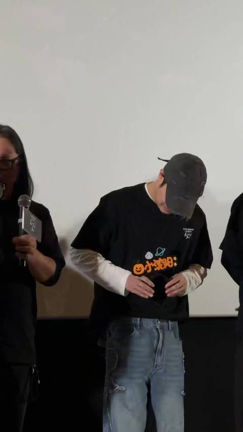 小沈阳首映礼模仿女儿沈佳润比心应援