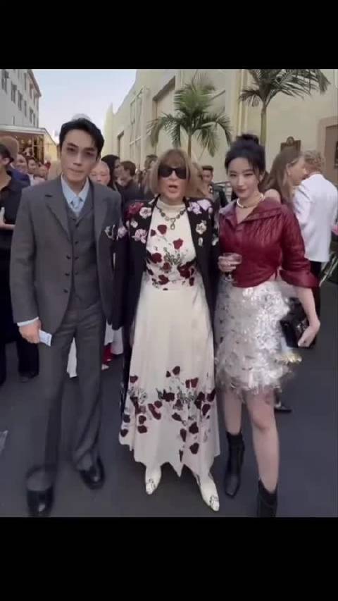 刘亦菲气血充沛亮相洛杉矶，木兰红造型闪耀