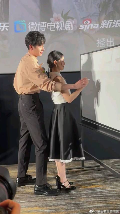 胡一天张婧仪线下见面会，我说你们两个身高差不要太萌！