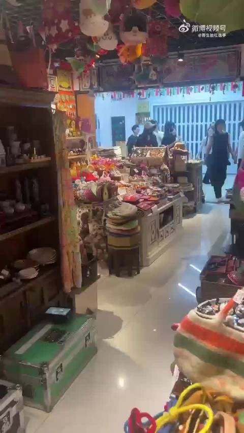 义乌偶遇韩雪逛街，整个人气质太温柔了吧，义乌这么多东西真的很适合逛