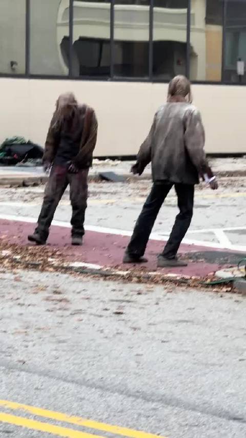 《行尸走肉》片场群众演员探讨迈克尔杰克逊舞蹈