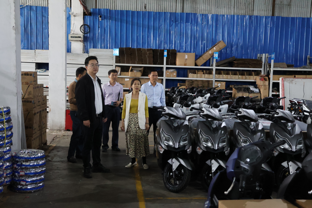 康忠贤在海南钟堡仓储园实地调研。