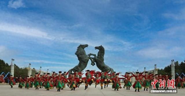 图为广场舞《欢腾鄂尔多斯》。(资料图 ) 鄂尔多斯市文化馆供图