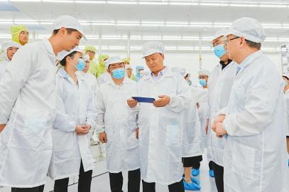 刘汉元（右三）视察通威全球创新研发中心。