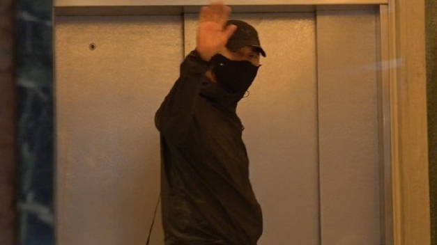 周润发一身黑衣看望许绍雄