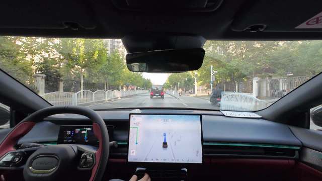 领克07 EM-P遇占道施工快速绕行避让行人