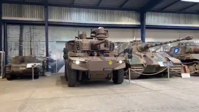 法国捷豹EBRC装甲车与二战虎豹坦克同展索米尔