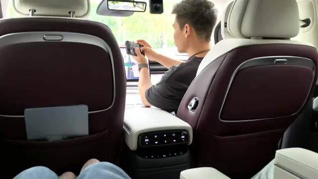 小鹏X9增程版二排腿托加热功能实测舒适