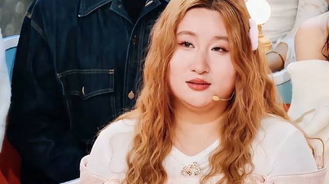 锤娜丽莎用幽默语言艺术打造欢乐剧场