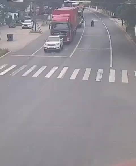 葡萄美酒夜光杯，大车顶着大爷飞 大爷：我昨感觉这轮椅动力可比轩逸大