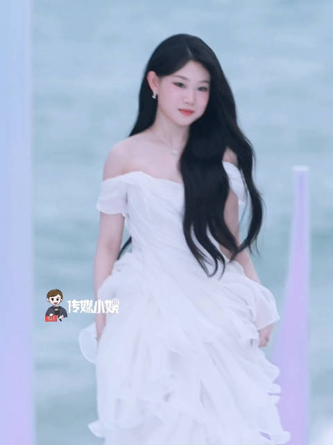 沈佳润红毯漂亮的！