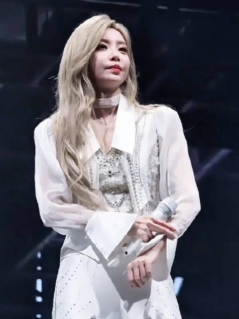 于文文拾光巡回演唱会北京站《悄悄话》