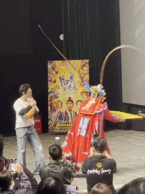 黄晓明看川剧变脸忍不住点赞