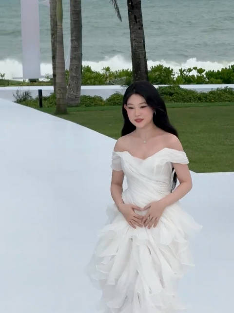 小沈阳女儿沈佳润亮相ELLE红毯造型大方不怯场