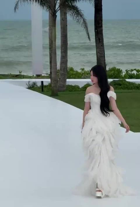 哎呀谁懂妹宝小跑有多萌啊！发现自己走过来小跑回点位，好活泼的沈佳润