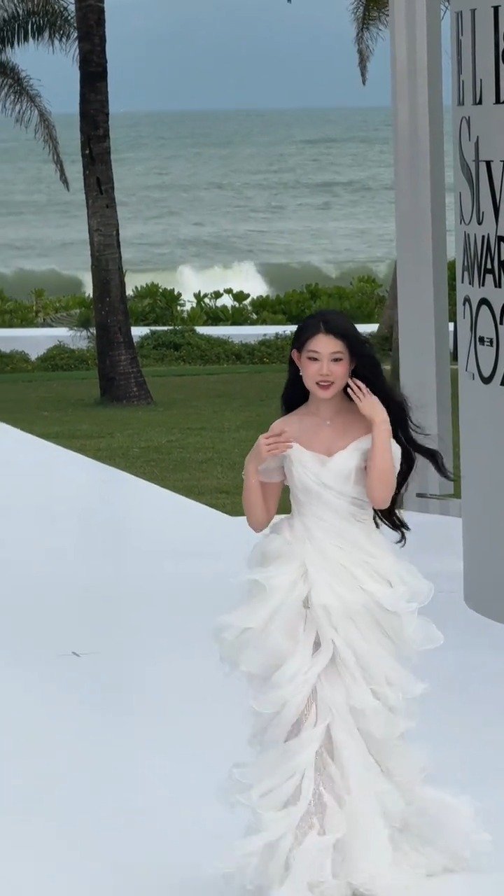 沈佳润白色纱裙亮相ELLE红毯，甜美造型引关注