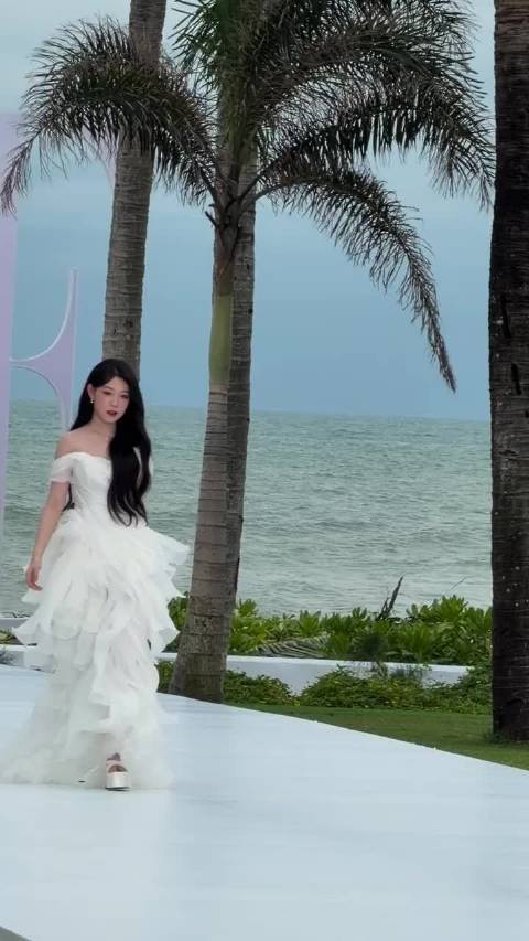 沈佳润第一次走红毯，走的好稳，看起来真的很大气，好美的妹妹