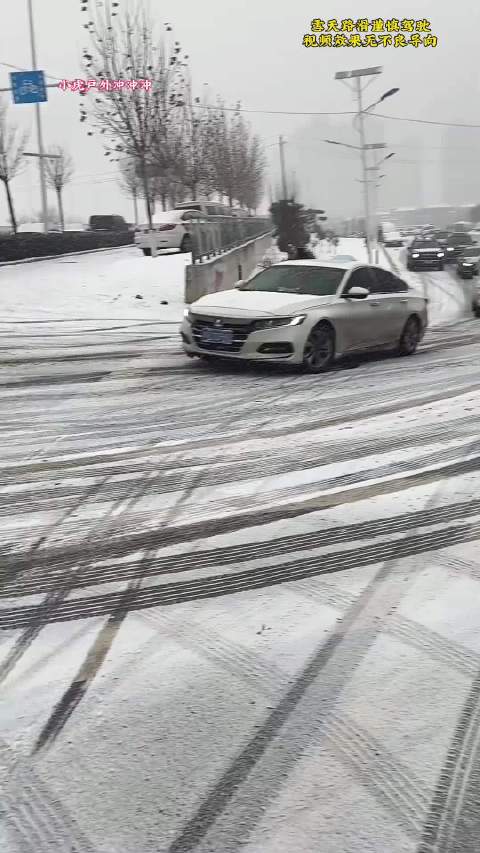 本田雅阁vs五菱神车雪地爬坡大挑战！