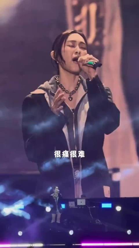 范玮琪盐城演唱会飞吻致敬大S，骨灰项链引关注