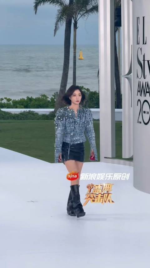 王珞丹的衣服上是带着藤曼的玫瑰，好漂亮哇 ELLE红毯