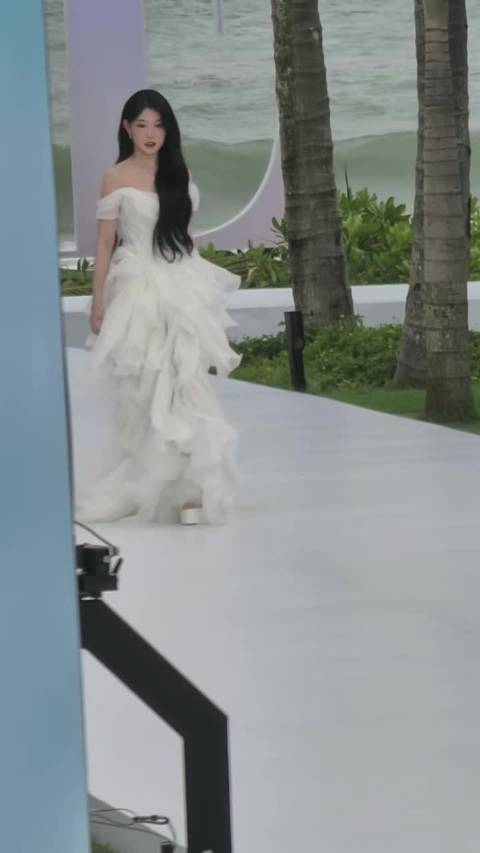 小沈阳女儿沈佳润首登ELLE盛典红毯