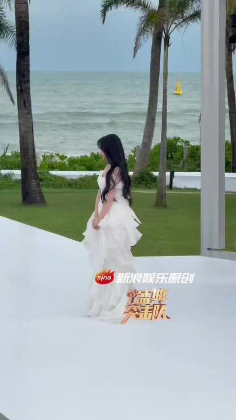 出道后红毯首秀，迷迷糊糊地走过头了~妹妹太可爱啦！