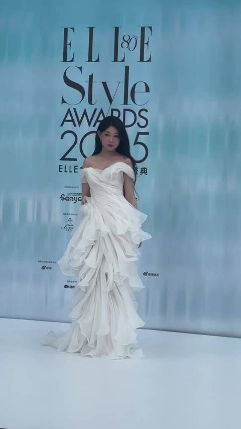 沈佳润出道后首次ELLE红毯，妹宝好可爱啊，太有活力了美美桑内