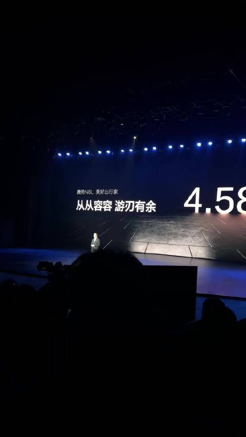 腾势汽车总经理李慧现场展示N8L转弯半径4.58米