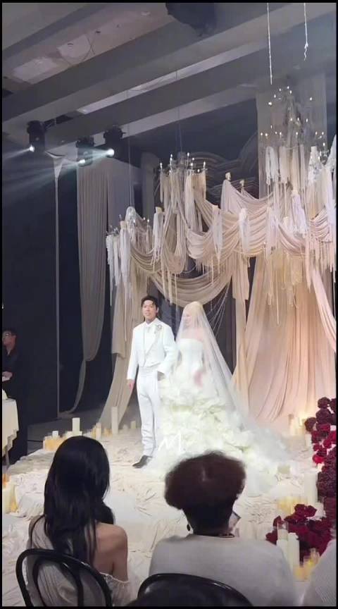 王嘉尔参加朋友PSY.P的婚礼，还传递幸福送上了戒指