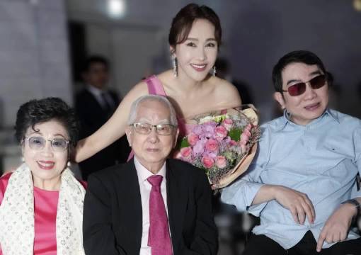 黎姿54岁庆生，退出娱乐圈17年事业家庭双丰收