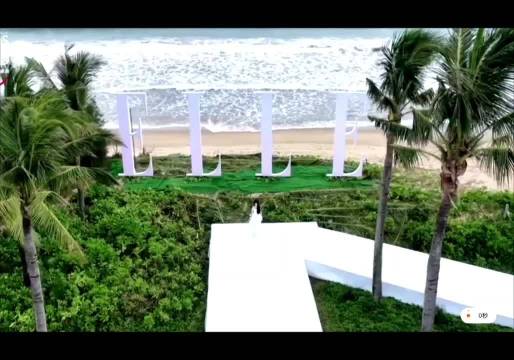 沈佳润红毯走过头迅速折返表现大方